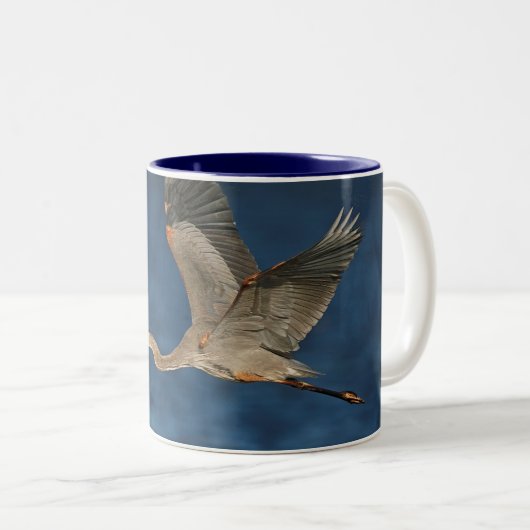 Great Blue Heron in Flight Two-Tone-Kaffee-Tasse Zweifarbige Tasse (VorderseiteRechts)