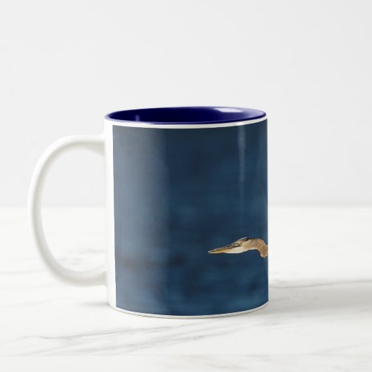 Great Blue Heron in Flight Two-Tone-Kaffee-Tasse Zweifarbige Tasse (Links)