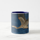 Great Blue Heron in Flight Two-Tone-Kaffee-Tasse Zweifarbige Tasse (Mittel)