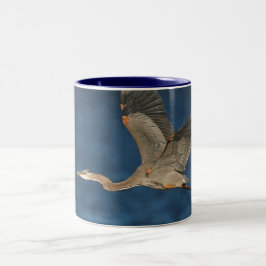 Great Blue Heron in Flight Two-Tone-Kaffee-Tasse Zweifarbige Tasse