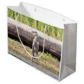 Great Blue Heron stehend in Lake Champlain Große Geschenktüte (Rückseite Schrägansicht)