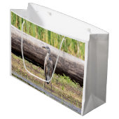 Great Blue Heron stehend in Lake Champlain Große Geschenktüte (Vorderseite Schrägansicht)