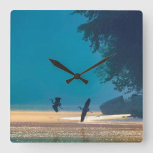 Great Blue Herons Take Flight -Teal Quadratische Wanduhr