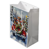 Great Dane Christmas Red Truck Holiday Mittlere Geschenktüte (Rückseite Schrägansicht)