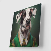 Great Dane Dog in St. Patrick's Day Dress Quadratische Wanduhr (Winkel)