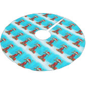 Great Dane im Schnee mit Weihnachtsgeschenken Polyester Weihnachtsbaumdecke (Schrägansicht)