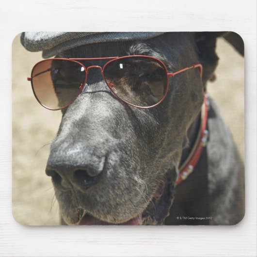 Great Dane mit Hut und Sonnenbrille Mousepad (Vorne)