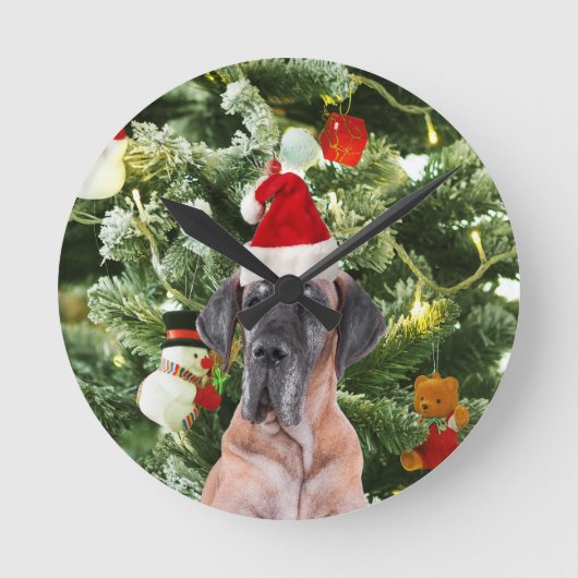 Great Dane w Christmas Tree Geschenkboxen Weihnach Runde Wanduhr (Vorderseite)