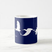 Great Egrets in Flight (Choose background color) Kaffeetasse (Mittel)