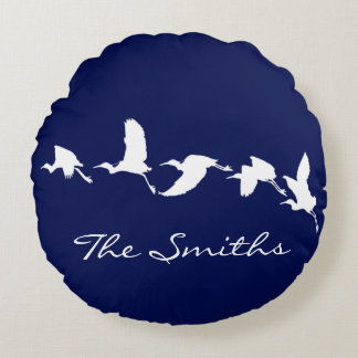 Great Egrets in Flight (Choose background color) Rundes Kissen