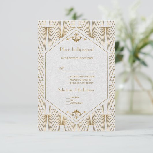Great Gatsby Art Deco Gold White Wedding RSVP (Stehend Vorderseite)