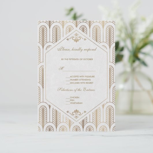 Great Gatsby Art Deco Gold White Wedding RSVP (Stehend Vorderseite)