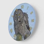 Great Graue Owl and Fence Post Wildlife Foto Große Wanduhr (Winkel)