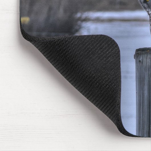 Great Gray Owl on Fence Post Winter Wildlife Foto Mousepad (Ecke)