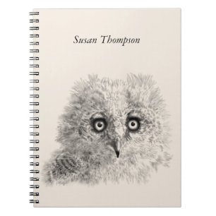 Great Horned Owlet Zeichnend Notizblock