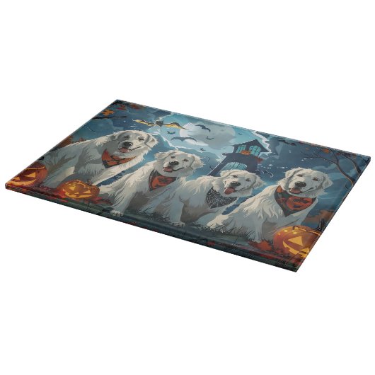 Great Pyrenäen Halloween Spooky Schneidebrett (Ecke)