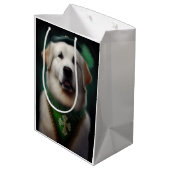 Great Pyrenäen Hund in St. Patrick's Day Dress Mittlere Geschenktüte (Rückseite Schrägansicht)