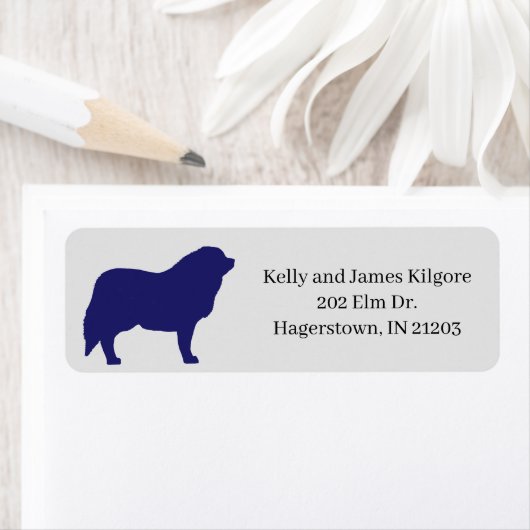 Great Pyrenäen Hunderückgabeadresse (Insitu)