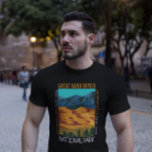Great Sand Dunes Nationalpark Colorado gestört T-Shirt<br><div class="desc">Große Sanddünen Vektorgrafik Design. Der Park liegt im südlichen Colorado. Es ist bekannt für riesige Dünen wie die mächtige Star Dune,  und für die saisonale Medano Creek und Strand am Fuß der Dünen geschaffen.</div>