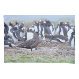 Great Skua in front of penguin colony Kissenbezug