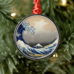 Great Wave Off Kanagawa & Mount Fuji Japan Sea Ornament Aus Metall<br><div class="desc">"The Great Wave off Kanagawa", auch bekannt als "Under the Wave off Kanagawa", ist ein faszinierender Holzschnitt des renommierten japanischen Künstlers Katsushika Hokusai. Sie wurde um 1831 erschaffen und ist Teil einer Serie mit dem Titel "36 Ansichten des Fuji Monte". Das Kunstwerk zeigt eine Szene von immensem Power und kontrastreichen...</div>