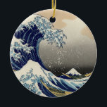 Great Wave Off Kanagawa Orientale Kunstkunst Keramikornament<br><div class="desc">Die Vintage Aquarellfarbe von dem,  was einige sagen,  ist eine Gezeitenwelle,  die kurz davor steht,  die Küste Japans zu treffen,  während die Fischer versuchen,  in ihren Booten zu entkommen. Der Fuji ist im Hintergrund.</div>