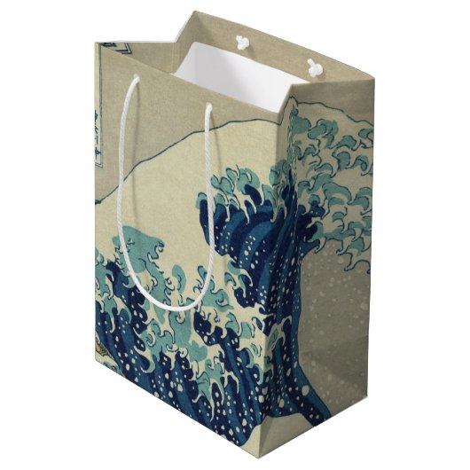 Great Wave Off the Coast of Kanagawa by Hokusai Mittlere Geschenktüte (Rückseite Schrägansicht)