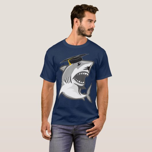 Great White Shark Graduation Cap Class of 2021 T-Shirt (Vorne ganz)