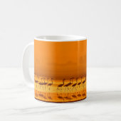 Greater Flamingo (Phoenicopterus roseus) zu Fuß  Kaffeetasse (Vorderseite Links)