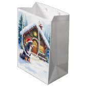 Greater Swiss Mountain Dog Snowy Cabin Santa Hat Mittlere Geschenktüte (Rückseite Schrägansicht)