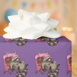 Greedy Raccoon Full of Birthday Cake Cartoon Geschenkpapier