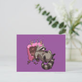 Greedy Raccoon Full of Birthday Cake Cartoon Postkarte (Stehend Vorderseite)