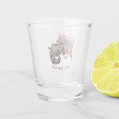 Greedy Raccoon Full of Birthday Cake Cartoon Schnapsglas (Rückseite)