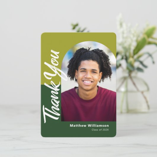 Green Abschluss Foto Bold Arc Script Modern Dankeskarte (Stehend Vorderseite)