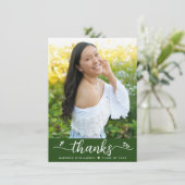 Green Abschluss Foto Modernes, elegantes Script He Dankeskarte (Stehend Vorderseite)