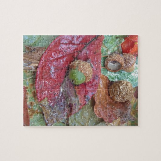 Green Acorn auf einem Roten Fall Leaf Puzzle (Horizontal)