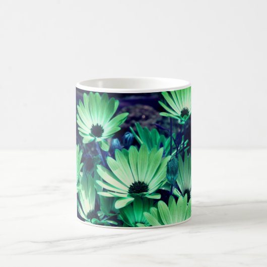 Green African Daisies Floral Art Personalisiert Kaffeetasse (Mittel)