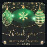 Green and Gold Christmas Baubles 16 . Geburtstag Quadratischer Aufkleber<br><div class="desc">Elegantes Green und Gold Weihnachtsbaumdesign mit dunkelgrünem goldfarbenem Hintergrund</div>