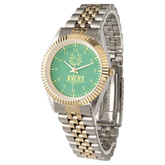 Green and Gold Personalized Custom Monogram Luxury Armbanduhr (Schrägansicht)