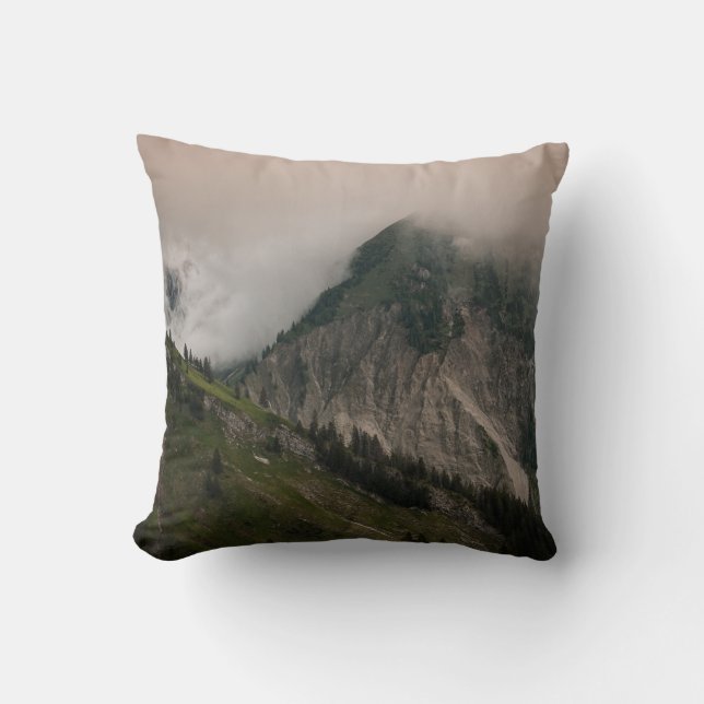 GREEN AND GRAY MOUNTAIN UNDER WHITE CLOUDS KISSEN (Vorderseite)