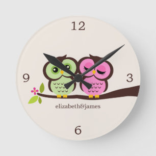 Green and Pink Owl Couple Runde Wanduhr