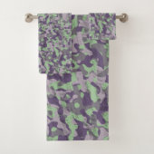 green and purple camo abstract badhandtuch set (Insitu)