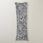 green and purple camo abstract seitenschläferkissen (Vorderseite Vertikal)