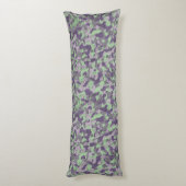 green and purple camo abstract seitenschläferkissen (Rückseite (Vertikal))