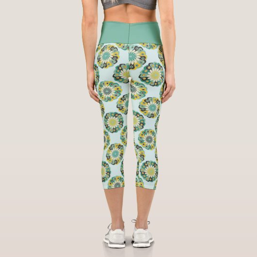 Green and Teal Modern Geometric Flower Pattern Capri Leggings (Rückseite)