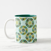 Green and Teal Modern Geometric Flower Pattern Zweifarbige Tasse (Links)