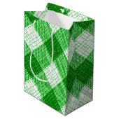 Green and White Bold Checkered Plaid Design  Mittlere Geschenktüte (Vorderseite Schrägansicht)