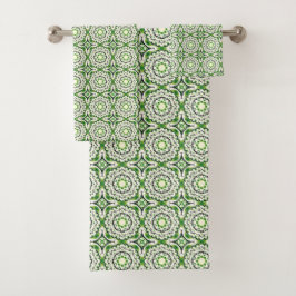 Green and white geometric patterned  badhandtuch set
