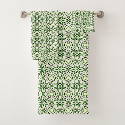 Green and white geometric patterned badhandtuch set (Insitu)