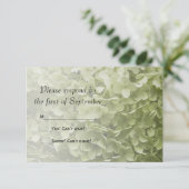 Green Annabelle Hydrangea Floral Wedding RSVP Karte (Stehend Vorderseite)
